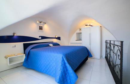 Admiring Amalfi - Photo 26