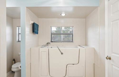 Luxurious Florida Home with Pool and Canal Access - Foto 16