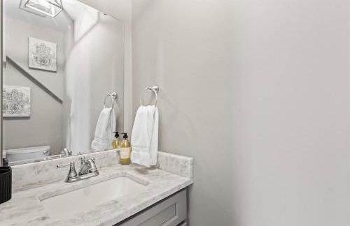 2BR Home with Fenced Backyard, Minutes to Uptown - Foto 10