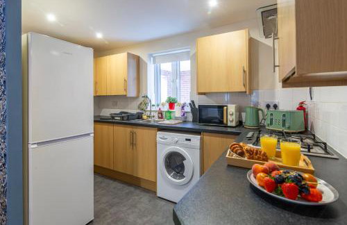 The Vogue Stay, 3 Bedrooms, 2 bathrooms, Ideal for JR & Oxford Hospitals, FREE CarPark, Conveniently located for Ring Road access, 2 miles from Oxford City Centre easy car & bus route - Foto 56