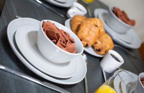 Central 3-Bedroom House Sleeps 5 with Parking - Foto 36