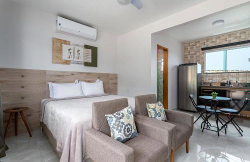 Studio completo com ar, garagem e varanda espaçosa - Ideal para 3 pessoas - Foto 1