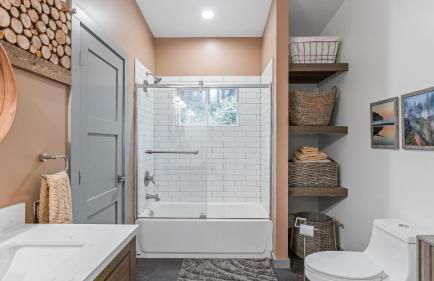 Peaceful Treehouse-Style Stay with Sauna Fire Pit Forest Views Near the Coast The Treehouse by AvantStay - Foto 25