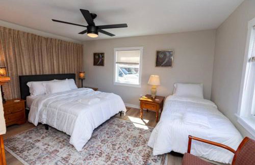 Updated & Comfy Bungalow with Parking Easy Access - Foto 16