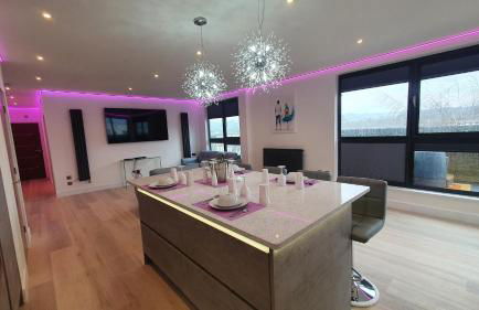 Central Penthouse with Hot Tub & Views 24 Cheltenham - Photo 22