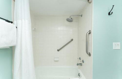 Beach views with top complex amenities and covered parking! - Foto 18