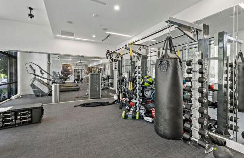 Spacious 2BD - 5 Min DT, Gym, Parking, W-D - Sleep 12 - Foto 9