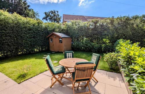 Relaxing Birdsong 4 Bedroom House - Photo 1