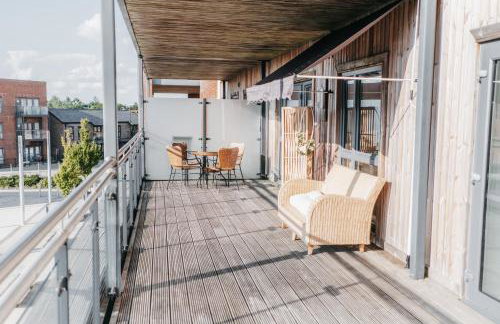 Oakgrove Apartment - 2 Bedroom with Terrance and private parking - Foto 2