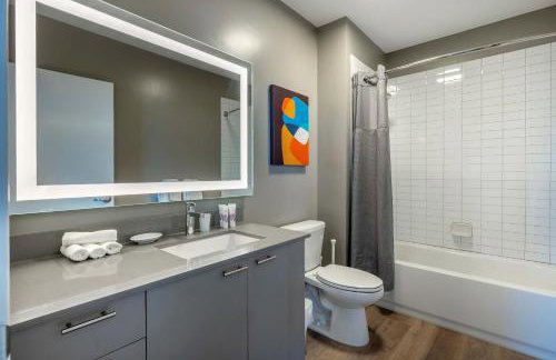 Spacious Harbor Apt with Balcony - Foto 22