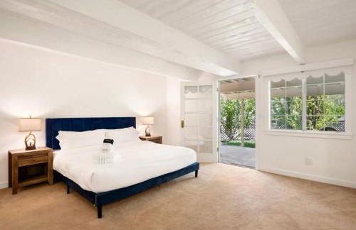 Scout's Lakehouse Retreat by Colby & Conrad - Foto 28