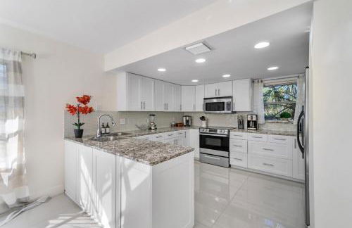 Beach Lux - Heated Pool with Infinity Spa, Cabana, BBQ, Golden Tee - Walk to Beach - by Maven Vacation Rentals - Foto 14