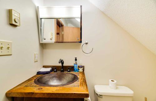 Fire Pit and Games! Secluded Chalet 30 Mi to Montage - Foto 21