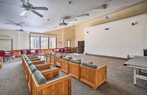 8 Mi to Mt Snow Cozy Bear Cabin with Hot Tub! - Foto 35