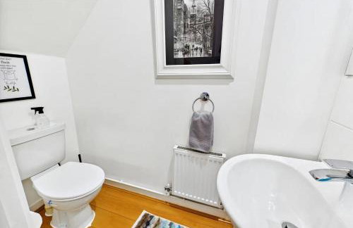 3 bed modern townhouse with self check in, sleeps 6, 35mins direct train to London Waterloo, zone 6 - Photo 21
