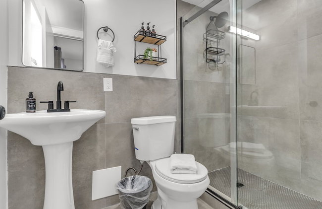 Bayview Regency Apartments By Lowkl - Photo 138