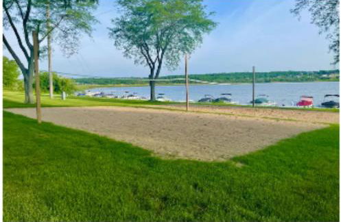 Newly Updated Modern, Spacious, and Cozy Condo- Right on the Lake! - Foto 16