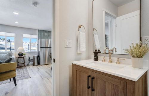 Secluded Westside Cottage - King Bed, Hot Tub, Views, Near Parks and Trails! - Foto 33