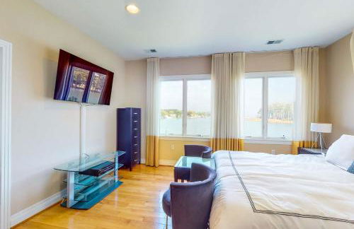 Deck and Private Dock! Winchester Creek Estate - Foto 18