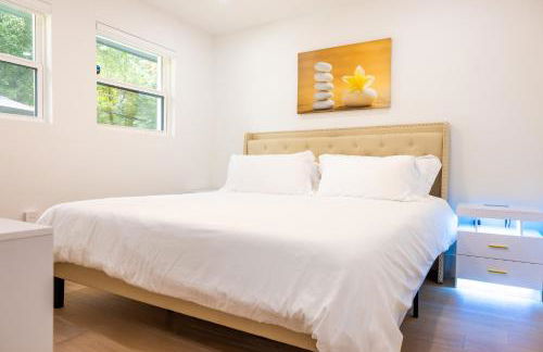 Luxe Retreat, Modern Gem with Private Backyard Oasis - Foto 26