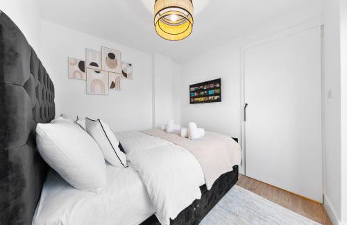 AC & Private Drive Stylish 4BR 5 Beds 8 Guests Wifi And Parking - Photo 38