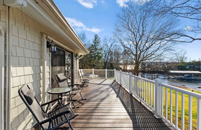 Pleasant Cove Waterfront Getaway With Fire Pit, Deck, and Lake Views - Foto 10