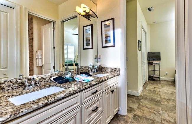 Amalfi Vacation Rental: Stylish 3-BR Retreat Steps from Vanderbilt Beach. Relax by the Private Pool and Enjoy Modern Amenities. Ideal for Families with Easy Access to Mercato and Local Attractions - Foto 23