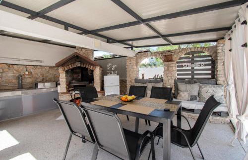 Villa Marsel with Pool & Jacuzzi by Istrabook - Foto 10