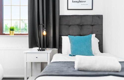 Three Bedroom House - Garden Space - Parking Included - Netflix Access - Parking - 74B - Foto 19