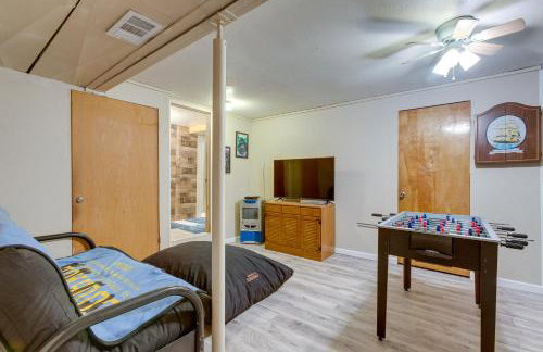 Spacious Aurora Retreat w/ Game Room + Hot Tub! - Foto 30