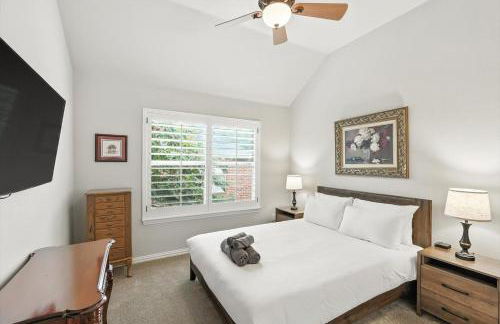 Lewisville Luxe Pool Getaway - Patio BBQ TV Room - Foto 31