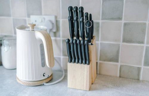 Classic 4 Bedroom House in Wirral with WiFi & Parking Sleeps 9 by PureStay - Foto 14