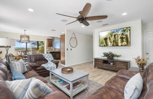 NEW! HUGE 5BR Mountain Views Game Room Hot Tub Lawn Games BBQ - Photo 9