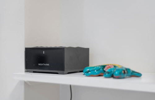 Stylish 1BR Apartment with AC Full Kitchen & WD - Just Steps to the Beach - Photo 11