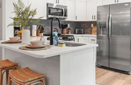 Urban Flamingo Retreat Modern Meets Tropical in this Beautiful, Updated Pet Friendly 3BD Pool Home with Outdoor Living Space - Foto 14