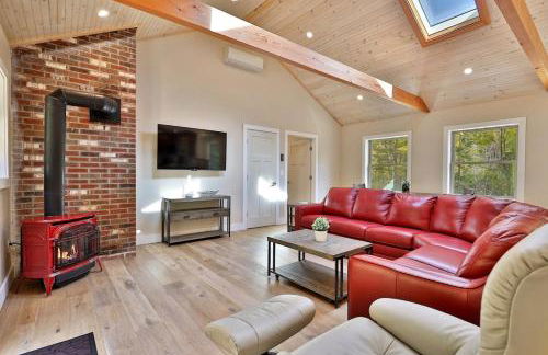 Experience the charm of Peak Hill Home, a cozy 3-BR retreat close to Ski Resort - Foto 1