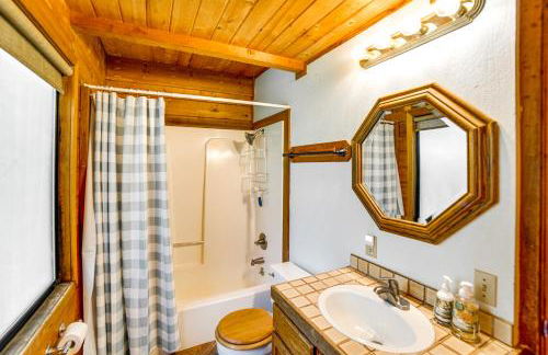 Hot Tub, 1 Mi to Beach 12-Acre Fort Bragg Cabin! - Foto 14