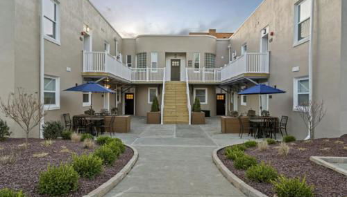 Modern King Bed Suite with Free Parking - Photo 3