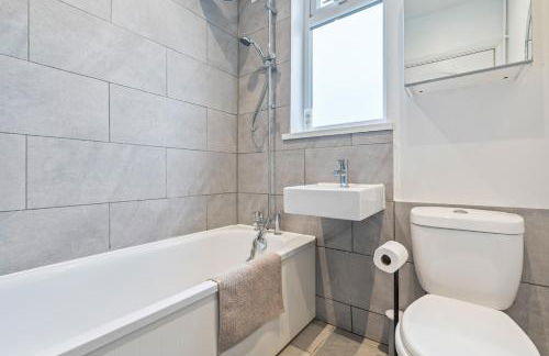 New Spacious 3-Bed House, Driveway Parking, Ideal Contractor Stay - Foto 6