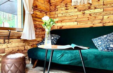 Urocza chatka w lesie nad wodą - Foto 8