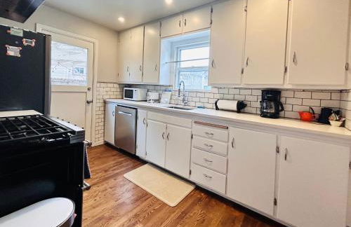 Celebration Chalet! Quant, cozy, a few blocks from BSU and close to downtown Boise, Fireplace, 4 beds, and seating for 6 Pets Welcome! - Photo 8