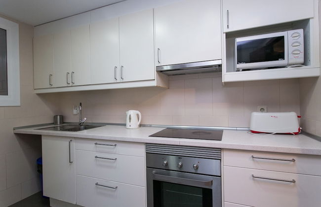 Spacious & Quiet 4 Bedroom Apartment - Photo 14