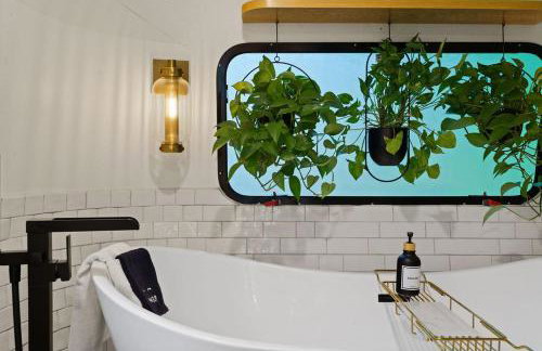Airstream w Bathtub, River, & Hot Tub - Foto 13