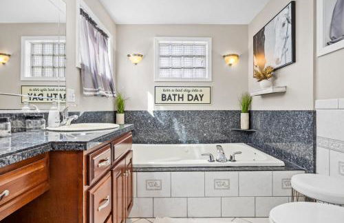 3BR Cozy Family Home with HotTub & Spacious Backyard - Foto 56