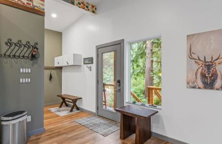 Peaceful Treehouse-Style Stay with Sauna Fire Pit Forest Views Near the Coast The Treehouse by AvantStay - Foto 9