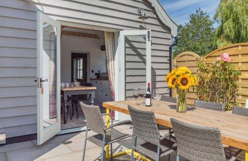 Queens Barn - Photo 26