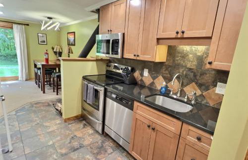 CozyDen - AC, Grill, Bike to Mountain, Porch! - Foto 21