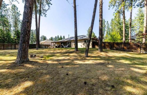 Comfy CDA Family Home with Fire Pit and Huge Yard - Foto 24