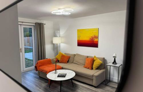 Modern 3 Bedroom Home - Free Driveway Parking - 6 Guests - Upstairs Bathroom and Downstairs WC - Foto 15