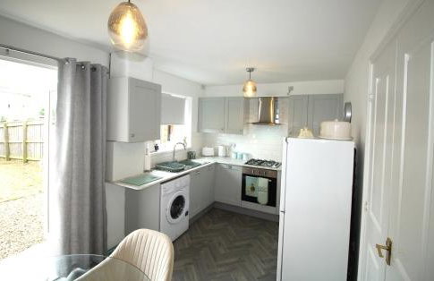 2 Bedroom House - Beautifully Decorated & Furnished - Parking - Large Garden - Foto 6